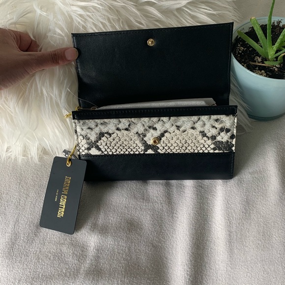 Dream Control Bee Wallet with Snakeskin Print - Picture 5 of 14